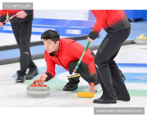 冰壶选手精准控制冰壶停在圆心