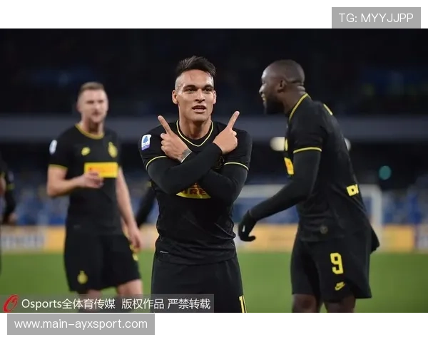 国际米兰训练课劳塔罗背身接球三次成功分球引欢呼