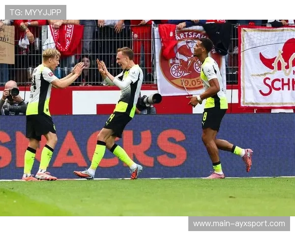 德甲多特侧翼传中形成猛攻,门前混战频出——边线策略下的进攻节拍